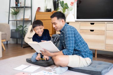 Neşeli bir baba oğluyla okuma anını paylaşır. Rahat bir ortamda öğrenme ve aile bağlarını geliştirir..
