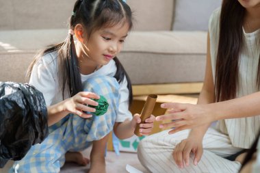 Genç bir kız, çevresel sürdürülebilirlik anlayışını geliştirip, geri dönüşüm sanatı faaliyetlerine aktif olarak katılıyor..