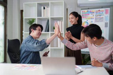 Bir grafik tasarım ekibi bir projede işbirliği yapar, görüşlerini paylaşır ve yaratıcı süreçlerini geliştirmek için dijital araçlar kullanır. Atmosfer canlı ve yenilikçi, yeni fikirler geliştirmek için mükemmel..