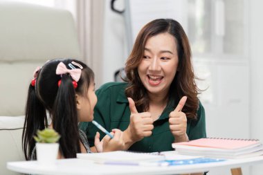 Bir anne ve kızı, eğitime hazırlanırken, öğrenmenin ve bağlanmanın verdiği heyecanı vurgulayarak, keyifli bir anı paylaşıyorlar..