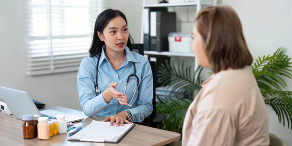 Врач общей практики оказывает консультацию и поддержку пациенту, обеспечивая четкое общение и понимание во время консультации..