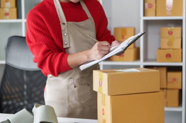 Girişimci, giden paketlerin ayrıntılarını kaydederek çevrimiçi satışlarda ve envanter yönetiminde doğruluğu güvence altına alır.