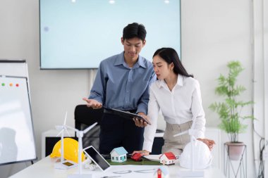 İki mühendis, yenilikçi bir çalışma alanında sürdürülebilirlik üzerine odaklanan proje modellerini gözden geçirir, gelecekteki gelişmeler için stratejiler ve çözümleri tartışırlar..