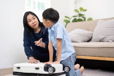 Anne, oğlunu yolculuk planları hakkında bir sohbete dahil eder ve yolculuk hazırlıkları hakkında eğlenceli ve eğitici bir deneyim yaratır..