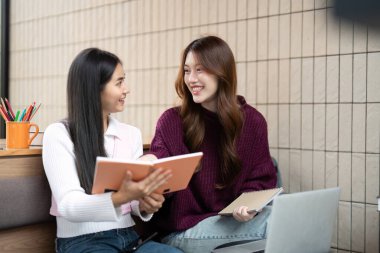 Sıcak bir çalışma alanında, iki arkadaş okul notları, işbirliği ve akademik başarıyı teşvik eden canlı bir tartışmaya giriyorlar..