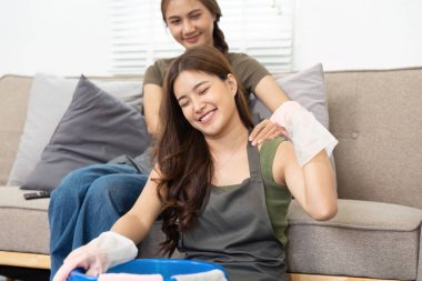 İki arkadaş neşeli bir temizlik faaliyetine girişir, kahkahalar ve takım çalışmalarını paylaşarak yaşam alanlarını düzenlerler. İmaj, işbirliği ve dostluğun neşesini yakalıyor..