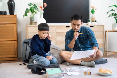 Bir baba ve oğul birlikte oturur, öğrenim faaliyetleri üzerine derin düşüncelere dalarak, okul başlarken eğitimin ve ebeveyn müdahalesinin önemini vurgularlar..