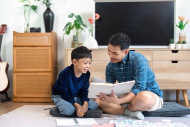 Bir baba ve oğul birlikte kitap okuyor, eve davet edilerek bir anlık bağlantının ve kahkahanın tadını çıkarıyorlar..