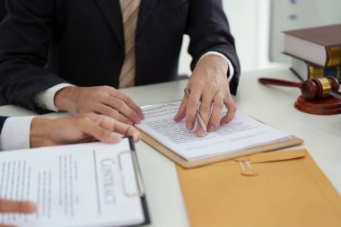 İki avukat, hukuki danışma sırasında profesyonellik ve işbirliğini vurgulayan bir sözleşme hakkında ayrıntılı bir tartışmaya giriştiler..