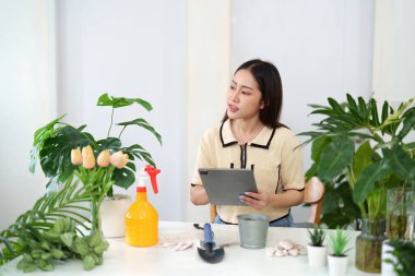 Bahçıvanlık yolculuğunu bir tablete kaydeden kadın, bitkilerine sürdürülebilir bakımı, yeşil bir yaşam tarzını teşvik etme anlayışını paylaşıyor..