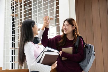 İki arkadaş okulda keyifli bir anı paylaşıyor. Yeni akademik yıl için yeniden bir araya geldiklerinde beşlik çakıyorlar. Heyecan ve dostluk gösterisi yapıyorlar..