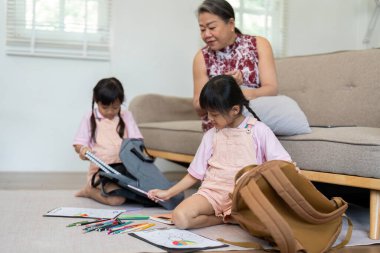 İki kız kardeş heyecanlı bir şekilde sırt çantalarını karıştırıyor. Sanat malzemeleriyle dolu. Okul için hazırlanırken yaratıcılıklarını göstermeye hazırlar..