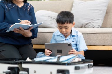 Bir anne, oğlu tabletine odaklanırken not alır. İkisi de seyahat planlama süreciyle meşguldür. Yaklaşan maceralarının heyecanını gözler önüne serer..