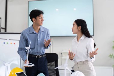 Mühendisler, işbirlikçi bir çalışma alanında sürdürülebilirlik projeleri için gelecek planlarını, takım çalışmalarını ve yenilikçiliğini teşvik etmeyi paylaşıyor ve tartışıyorlar..