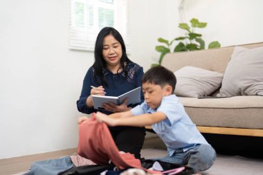 Bir anne ve küçük oğlu seyahat planlamasıyla meşguller. Giysilerini ve gereksinimlerini bir bavula koyup yaklaşan maceraları için takım çalışmasını ve heyecanı teşvik ediyorlar..