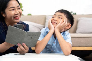 Anne pasaportlarını oğluyla paylaşıyor. İkisi de heyecanlı bir şekilde yaklaşan seyahat planlarını ve bekleyen maceraları tartışıyor..