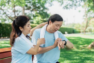 Üst düzey bir çift, açık hava ortamlarında sağlık izleme ve karşılıklı desteğin vurgulandığı akıllı bir çifti birlikte inceliyor..