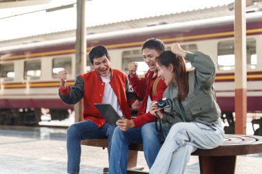 Üç arkadaş bir tren istasyonuna gelişlerini sevinçle kutluyorlar. Seyahat sırasında heyecan ve dostluk gösteriyorlar..