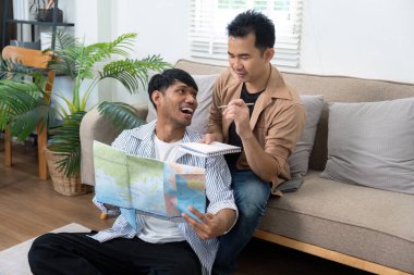 İki adam, seyahat planlarını yazarken keyifli anları paylaşıyor. Mükemmel kaçışı planlarken heyecan ve yaratıcılıklarını sergiliyorlar..