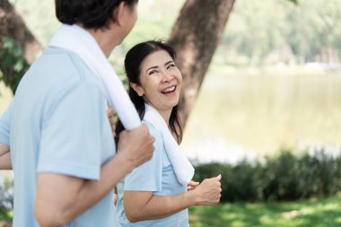 Bir çift son sınıf öğrencisi sakin bir gölde birlikte koşuyor, kahkahalarını paylaşıyor ve sağlıklarını arttıran aktif bir yaşam tarzını benimsiyor..