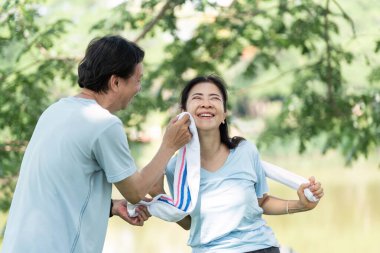 Spor yaptıktan sonra, yaşlı bir çift, sağlıklı yaşam yolculuklarında susuzluğun ve arkadaşlığın önemini vurgulayan neşeli bir anı paylaşıyor..