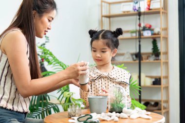 Bir annenin kızına bitkilerle ilgilenmesi için yardım ettiği doğa ve aile birliğine olan sevgisini arttırdığı dokunaklı bir an..