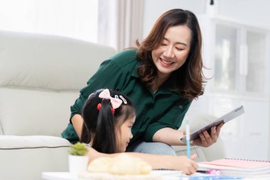 Anne ve kız eğitim faaliyetlerine girişerek, önümüzdeki okul yılı için yaratıcılığı ve heyecanı teşvik eden bir çevre sergilediler..