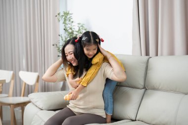 Anne ve kızı, sevgi dolu ilişkilerini ve aile hayatının neşesini vurgulayarak keyifli bir anı paylaşıyorlar..