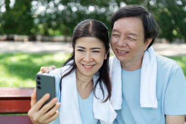 Neşeli bir son sınıf çifti, açık havada selfie çekerken, sevgi ve bağlantı gösterirken gülümsüyor..