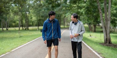 Bir baba ve oğul bir yolda yan yana yürürler, birlikte geçirdikleri zamanın tadını çıkarırken sağlık ve refahı teşvik ederler..