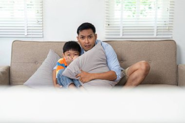 Bir baba ve oğul, evde film izlerken, aile bağlarını ve heyecanı sergiledikleri anlarını paylaşırlar..