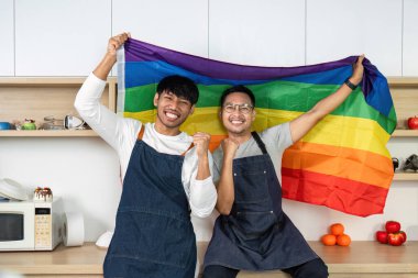 Mutfağında gökkuşağı gururu taşıyan iki adam birbirlerine olan sevgilerini ve bağlılıklarını kutluyorlar..