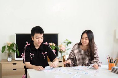 İki öğrenci interaktif öğrenme ile ilgili eğitim materyallerini sınıflandırıyor. Kurulum, okula dönüş ortamında yaratıcılığı ve işbirliğini teşvik ediyor.