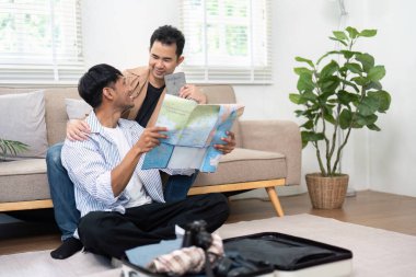 Çift birlikte oturur, bir haritaya bakar ve rahat bir atmosferde birbirlerine eşlik ederek seyahat isteklerini paylaşırlar..