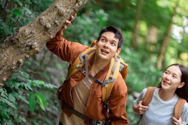 Bir çift, doğanın güzelliği ve birbirlerinin varlığıyla büyülenmiş canlı bir orman yolunu keşfeder..