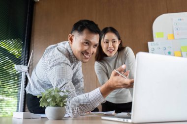 Bir erkek ve bir kadın, ESG girişimleri, takım çalışması ve şirket ortamında yenilik hakkında stratejik bir tartışmaya giriyorlar..