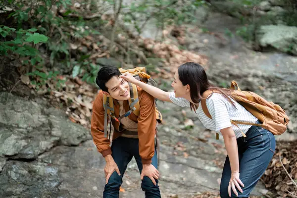 İki arkadaş yürüyüş maceralarına ara verirken gülüp şakalaşıyorlar..