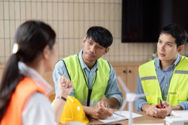 Mühendisler sürdürülebilir mimari, çevre dostu inşaat stratejileri üzerine bir tartışmaya giriştiler.