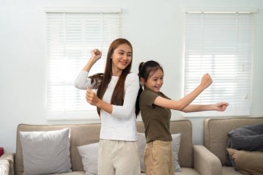 Bir anne ve kız, keyifli bir dans seansına katılır, keyifli bağlarını ve rahat bir ortamda hareket için olan sevgilerini sergilerler..