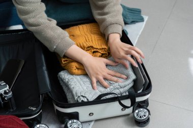 Bir anne ve kızı, bir bavula giysilerini koyup heyecanlı bir şekilde seyahat maceralarına hazırlanıyorlar. Keyifli ve işbirlikçi bir ortam..