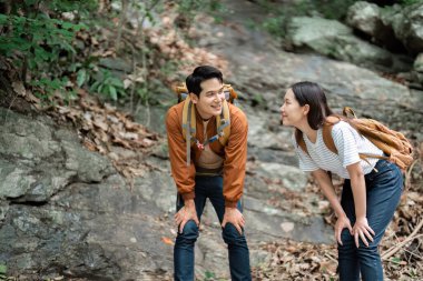 İki arkadaş yürüyüş parkurunda soluklanarak güzel bir ortamın tadını çıkarıyorlar..