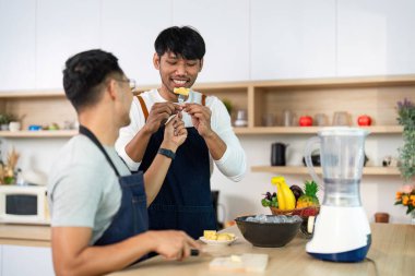 Yemek pişirirken, aşklarını ve yaratıcılıklarını vurgularken, iki adam aynı neşeli anı paylaşıyor..