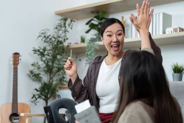 Bir kadın, birlikte unutulmaz bir gezi planlamanın sevinç ve heyecanını vurgulamak için arkadaşıyla coşkuyla seyahat planlarını paylaşıyor..
