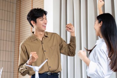 İki genç profesyonel, takım çalışması ve yenilikleri desteklemek amacıyla sürdürülebilir enerji projelerine duydukları neşe ve coşkuyu dile getiriyor.