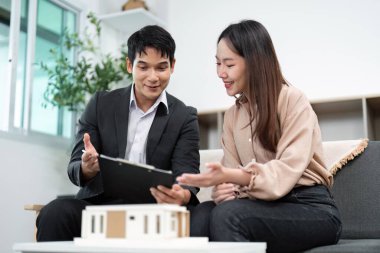 Bir emlakçı ve müvekkil emlak planlarını, işbirliği göstermeyi ve rahat bir ortamda ilişki kurmayı tartışırlar..