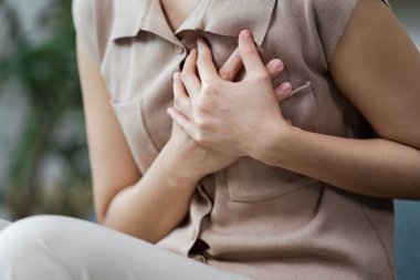 Bireysel göğüs rahatsızlığı, sağlık farkındalığı ve bakımın önemini vurgulamak.