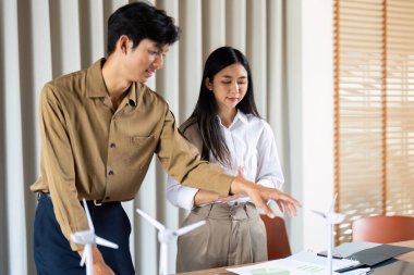 Profesyonel bir ekip ESG ölçüm ve stratejilerini inceleyerek sürdürülebilirlik ve kurumsal sorumluluğa odaklanıyor.