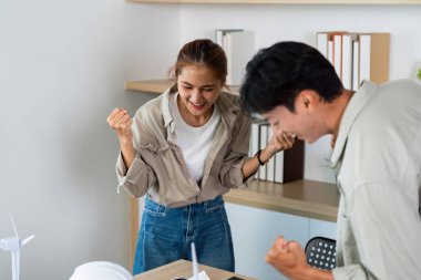 Mimarlar projelerinde çığır açan bir buluşu kutluyorlar, takım çalışması ve tasarım hevesini sergiliyorlar.