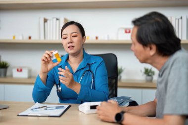 Bir sağlık uzmanı, erkek bir hastayla tedavi seçenekleri, anlayış ve güveni artırmak ve tedavi seçenekleri hakkında iletişim kurar..