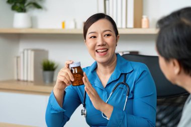 Bir sağlık uzmanı, ilaç seçeneklerini hastaya açıklar, tedaviye anlayış ve güveni artırır.